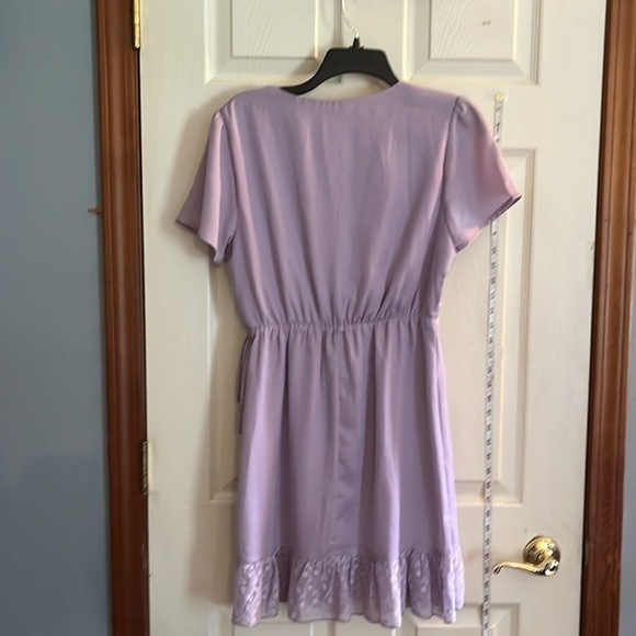 Francesca‘s-mi ami-M-Lavender purple-wrap dress.Tie detail, built in slip v-neck - Picture 2 of 13